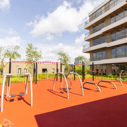 The outdoor fitness space at Willem Fenengastraat 16 in Amsterdam Amstel, offering facilities for exercise.