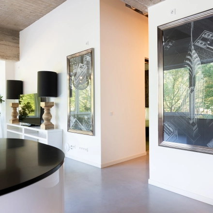 Modern interior at Teilingen 1, Amsterdam Buitenveldert, featuring sleek decor and artwork. Ideal for office space rental with a blend of style and functionality.