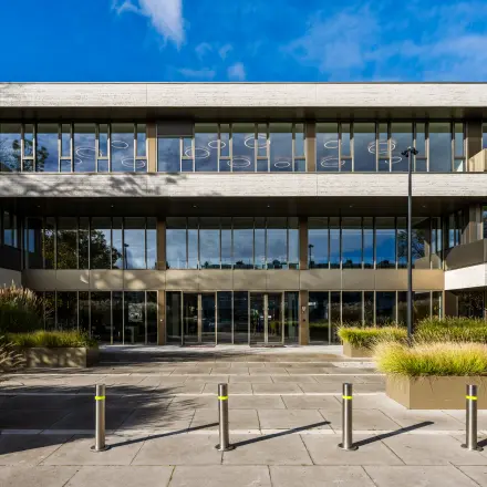 Exterior view of office building at Walborg 2A in Amsterdam Buitenveldert, showcasing a modern facade ideal for office space rental.