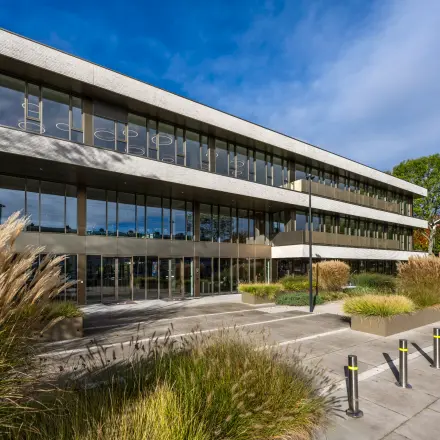 Exterior view of Walborg 2A in Amsterdam Buitenveldert, showcasing a modern office building surrounded by greenery, suitable for office space rental.