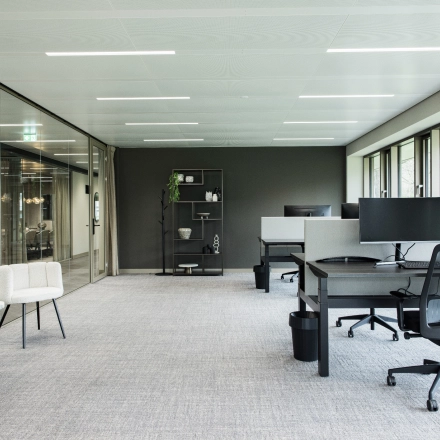 Spacious office to rent at Walborg 2A, Amsterdam Buitenveldert, featuring modern workstations with large windows offering natural light.