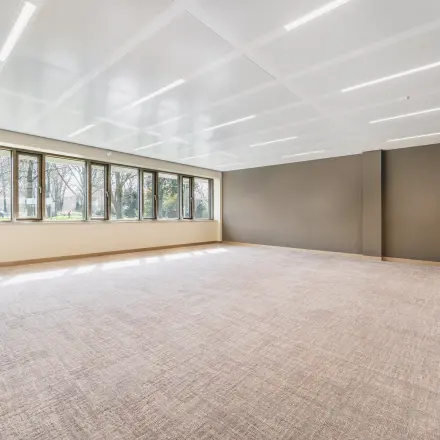 Spacious office to rent in Amsterdam Buitenveldert at Walborg 2A, featuring large windows and ample natural light, ideal for customizable office space rental.
