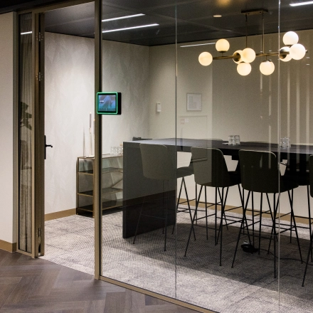Modern office space at Walborg 2A, Amsterdam Buitenveldert, featuring a sleek conference room ideal for office space rental with elegant furnishings and contemporary lighting.