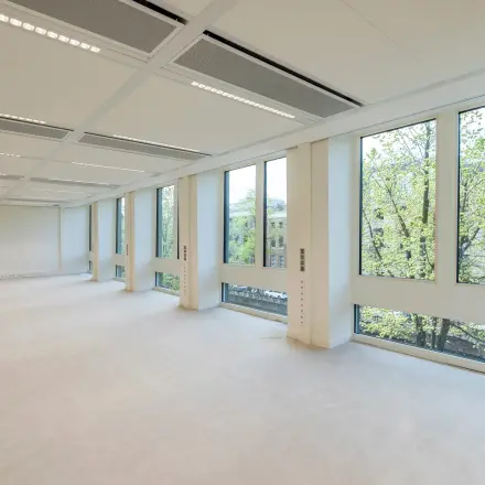 Bright office space featuring large windows overlooking the Amsterdam Canal Belt at Herengracht 459-469, ideal for office space rental.