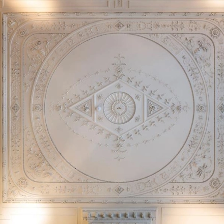 Elegant ceiling detail in an office space at Herengracht 582-584, located in Amsterdam Canal Belt, showcasing intricate moldings ideal for office space rental.