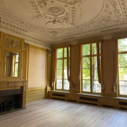 Elegant office space with intricate ceilings and large windows at Herengracht 582-584, ideal for those seeking office space rental in the Amsterdam Canal Belt.