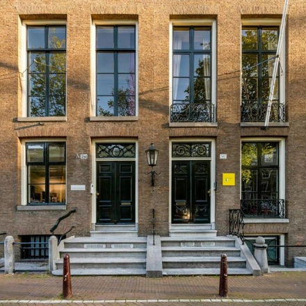 Exterior view of Herengracht 582-584, located in the charming Amsterdam Canal Belt, ideal for office space rental.
