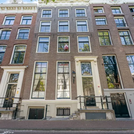 Exterior view of an office building at Keizersgracht 261 in Amsterdam Canal Belt, a prime location for office space rental.