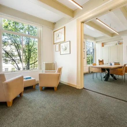 Bright office space at Keizersgracht 261 with large windows and modern furnishings in Amsterdam Canal Belt, ideal for office space rental.