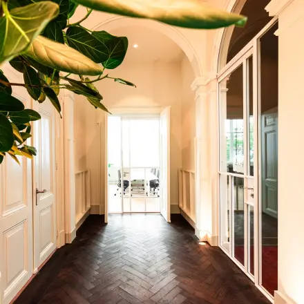 Bright office entrance at Keizersgracht 264 in Amsterdam Canal Belt with elegant decor, leading to a workspace. Perfect for those seeking office space rental.