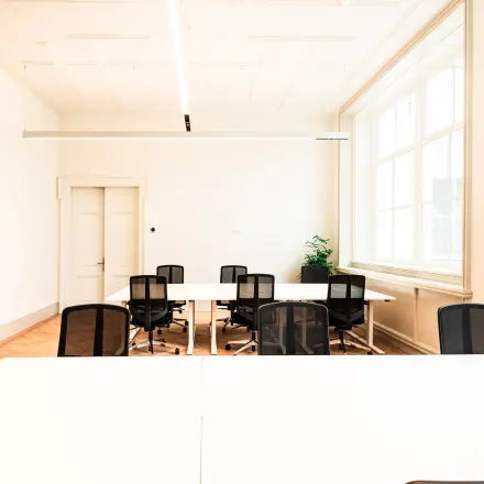 Bright office space rental at Keizersgracht 264, in the Amsterdam Canal Belt, featuring modern furnishings with large windows and abundant natural light.