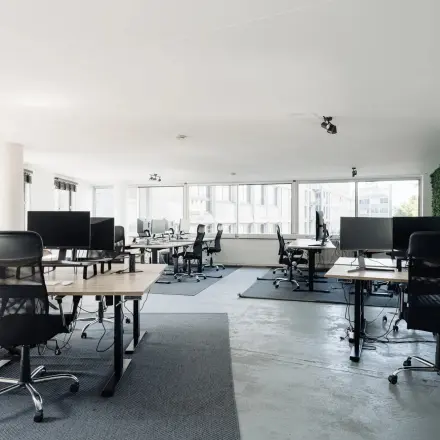 Spacious, modern office to rent at Weesperstraat 394-396, featuring ample natural light and contemporary furnishings ideal for productive work in Amsterdam Canal Belt.