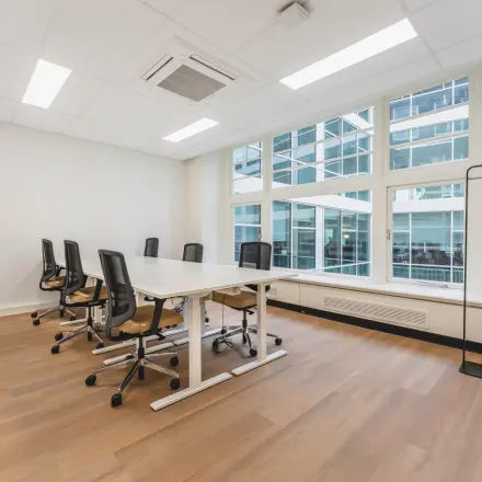 Bright office space for rent at Herengracht 471, Amsterdam Center, featuring a large table and chairs, ideal for office space rental.