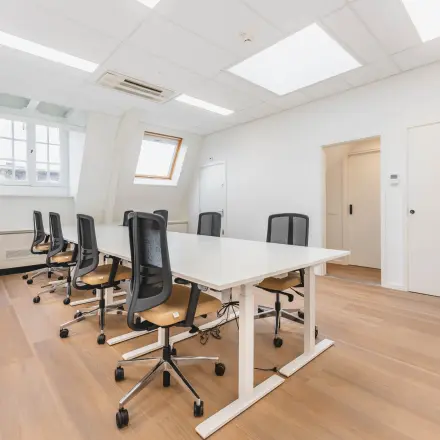 Spacious, well-lit office space rental at Herengracht 471 in Amsterdam Center with desks and chairs arranged for teamwork.