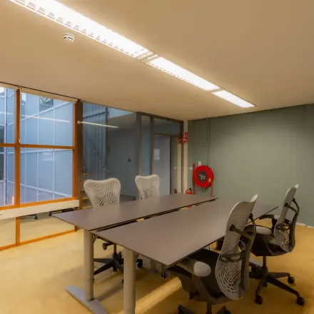 Quiet office space with large windows and modern chairs, perfect for office space rental at Kerkstraat 204, Amsterdam Center.