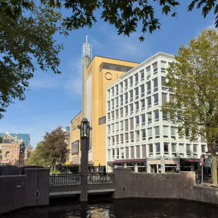Exterior view of the office building at Kleine Gartmanplantsoen 21, Amsterdam Center. Ideal for those seeking office space rental in a prime location.