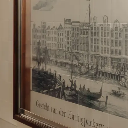 A historical-themed wall art piece in an Amsterdam office at Prins Hendrikkade 14, ideal for those seeking a unique office space rental experience.