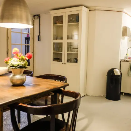 Cozy office space for rent at Prinseneiland 23A, Amsterdam Center, featuring a furnished area with a table and chairs, suitable for small meetings or team gatherings.