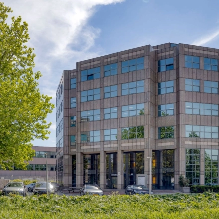 Exterior view of a modern office building at Overschiestraat 186, Amsterdam De Schinkel, available for rent office space.