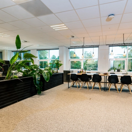 Bright, furnished office at Overschiestraat 186 in Amsterdam De Schinkel with a long table and chairs, ideal for office space rental.