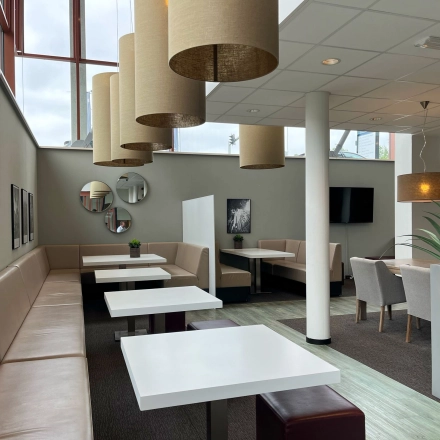 Bright and furnished office space at Daalwijkdreef 47, Amsterdam Duivendrecht, featuring comfortable seating and tables ideal for collaborative work. Consider this inviting office space rental for your business needs.
