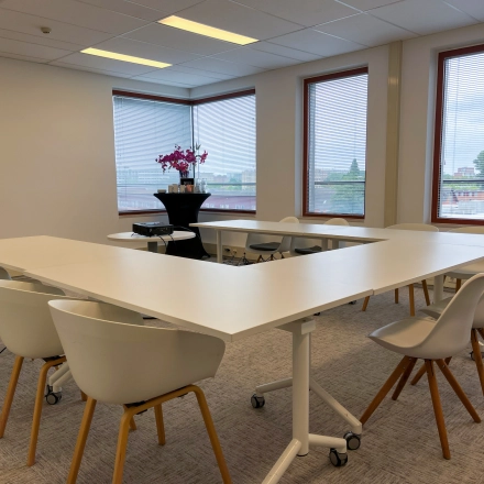 Office space at Daalwijkdreef 47, Amsterdam Duivendrecht, featuring a bright conference room with a modular white table and several chairs, ideal for office space rental.