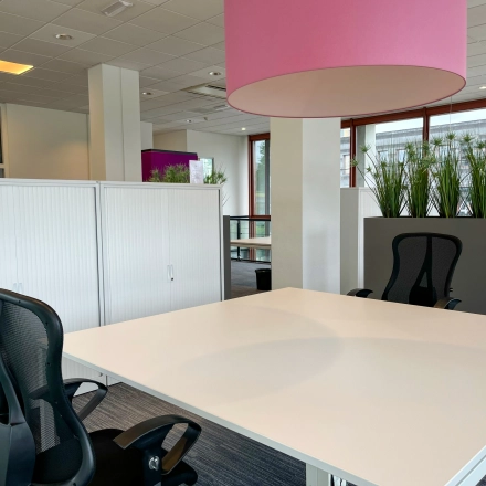 Modern office space rental with stylish decor at Daalwijkdreef 47, Amsterdam Duivendrecht, featuring sleek desks and comfortable chairs. Ideal for businesses looking to rent office space in a vibrant area.