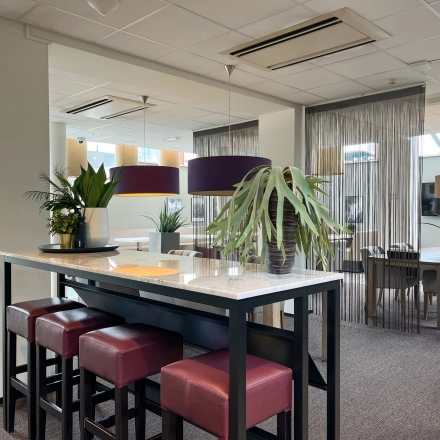 Spacious, modern office at Daalwijkdreef 47, Amsterdam Duivendrecht, featuring sleek furnishings and vibrant plants. A great office space rental option.