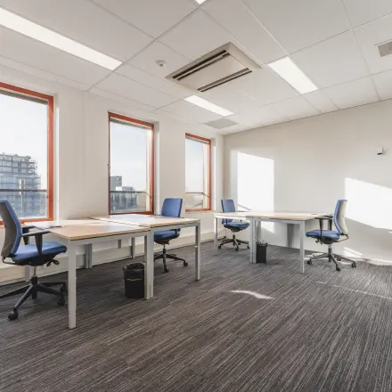 Bright office to rent at Daalwijkdreef 47, Amsterdam Duivendrecht with large windows and modern furnishings, ideal for productive work.