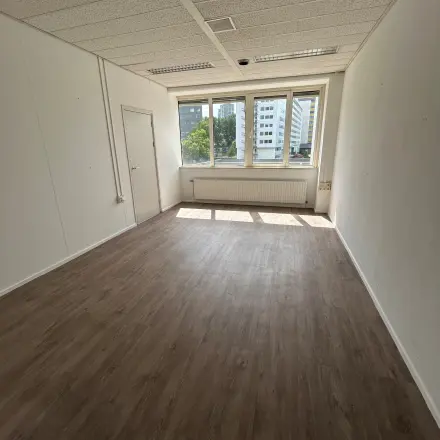 Unfurnished office space with large windows at James Wattstraat 71, Amsterdam East, available for rent. Ideal for businesses seeking an open floorplan.