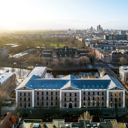 Exterior view of the office building on Sarphatistraat 370 in Amsterdam East, highlighting available office space rental options in a scenic urban area.