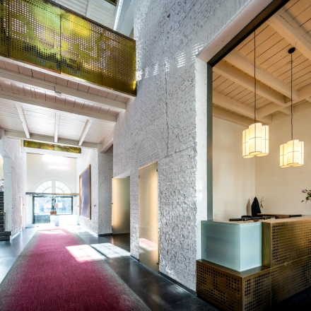 Spacious office entrance at Sarphatistraat 370 in Amsterdam East with modern design and welcoming reception. Ideal for office space rental.