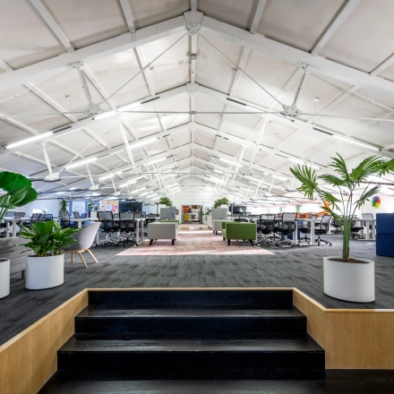 Stylish office space in Amsterdam East with modern furnishings, open floor plan, and natural light, ideal for office space rental at Sarphatistraat 370.