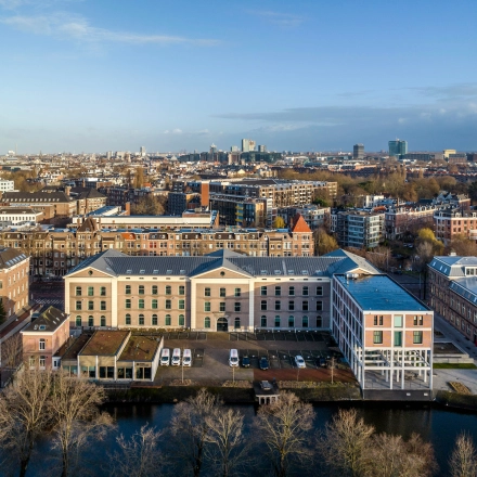 Exterior view of office building at Sarphatistraat 370, Amsterdam East, available for office space rental.
