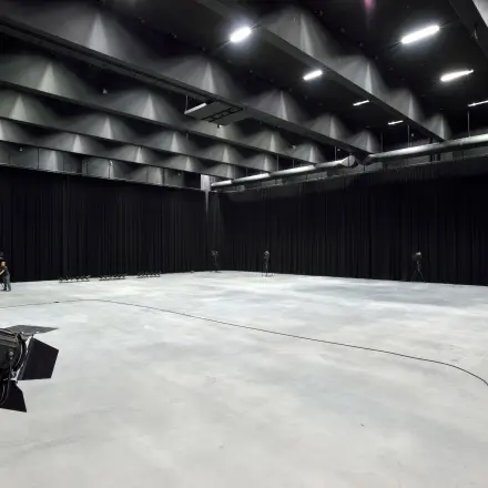 Spacious, modern interior with high ceilings and lighting, suitable for office space rental in Amsterdam Houthavens.