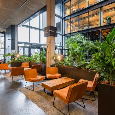 Spacious, stylish office space at Moermanskkade 109-113 in Amsterdam Houthavens, featuring modern furnishings and large windows offering ample natural light.
