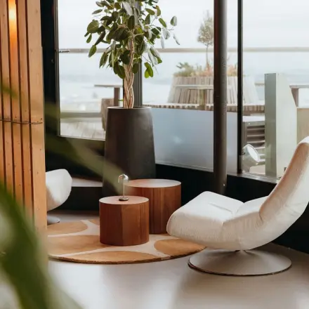 Rent office space at Overhoeksplein 1, Amsterdam North: A stylish lounge area with modern seating and a panoramic view.