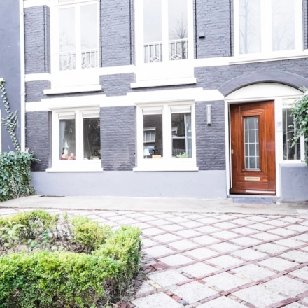 Exterior view of an office building at Sophialaan 21 in Amsterdam Old South, ideal for office space rental.