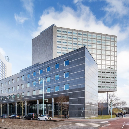 Exterior view of the modern office building at Kingsfordweg 43 in Amsterdam Sloterdijk, a prime location for office space rental.