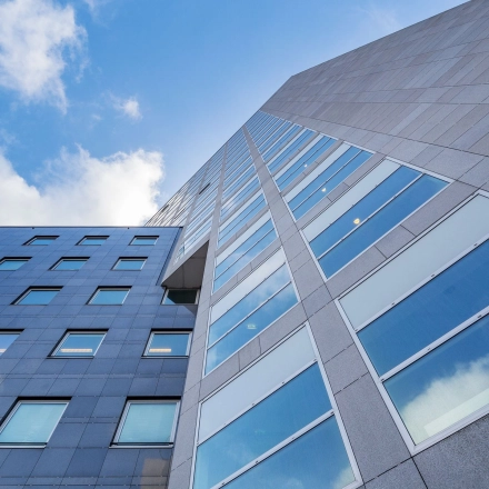 Exterior view of the modern office building at Kingsfordweg 43, Amsterdam Sloterdijk, ideal for office space rental opportunities.