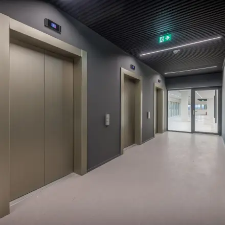 Elevator lobby area at Herikerbergweg 290, Amsterdam South East, ideal for accessing office space rental options.
