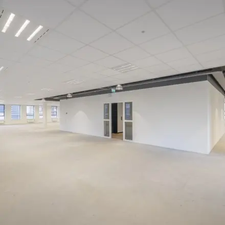 Bright and spacious office to rent at Hogehilweg 24, featuring an open floorplan with ample windows for natural light in Amsterdam South East.