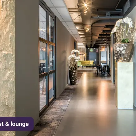 Modern office reception area with plants and seating on Johan Cruijff Boulevard 89, ideal for office space rental.