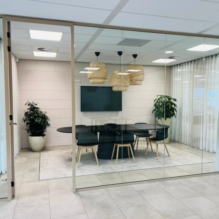 Stylish conference room available for office space rental at Laarderhoogtweg 7-19, Amsterdam South East; features modern furnishings and a sleek design.