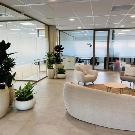 Stylish office space rental in Amsterdam South East with modern furnishings, including comfortable seating and greenery, ideal for meetings or collaborative work.