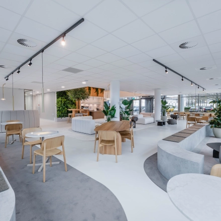 Spacious and modern office to rent in Amsterdam South East, featuring stylish furnishings and ample seating areas.