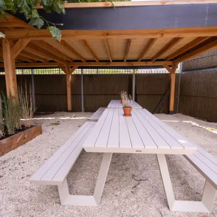 Outdoor seating area under a wooden pergola at Luttenbergweg 8, ideal for office space rental in Amsterdam South East.