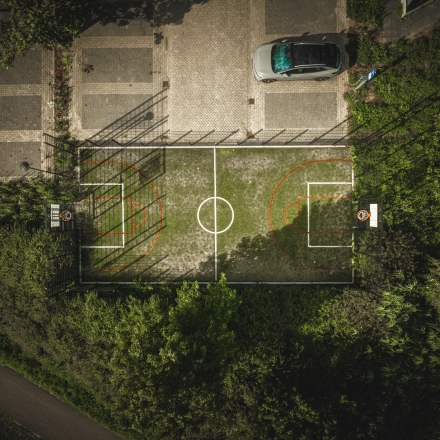 Aerial view of an outdoor sports court near the parking area at Luttenbergweg 8 in Amsterdam South East, highlighting the proximity to rent office space.