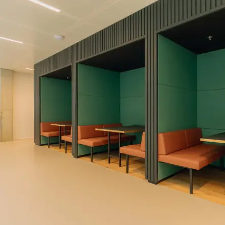 Modern alcove seating area in a stylish office at Kon. Wilhelminaplein 4, ideal for rent office space in Amsterdam West.