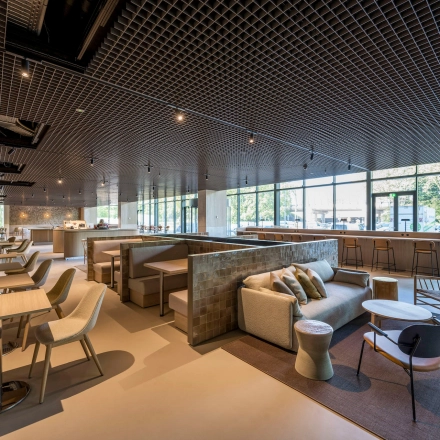 Spacious, well-lit lounge area for office space rental at Nachtwachtlaan 20, Amsterdam West, featuring comfortable seating and a modern design.